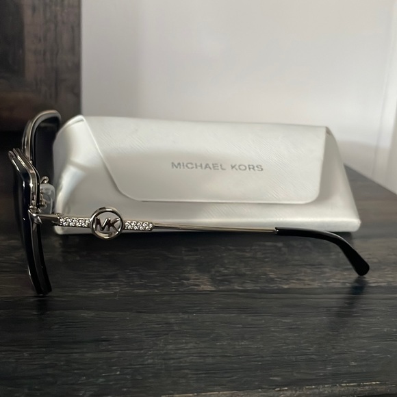 Like new! Only worn once, - Picture 2 of 2